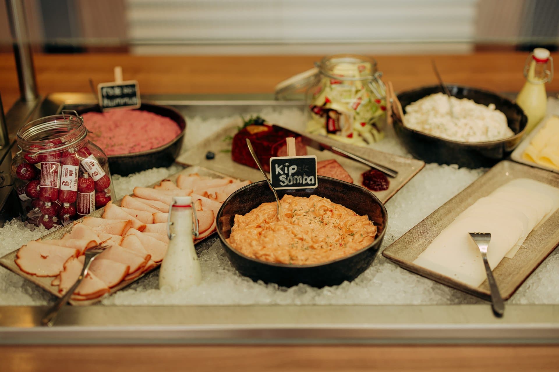 Breinvoer chef bereidt bedrijfscatering vers op locatie